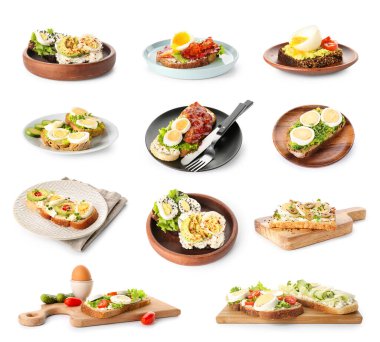 Beyaz arka planda haşlanmış yumurtalı tostlar.