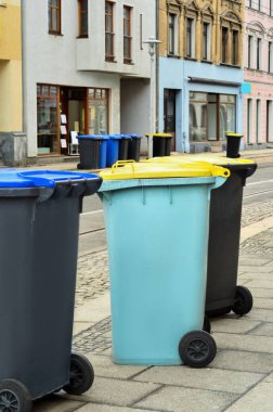 Şehir caddesinde çöp konteynerleri