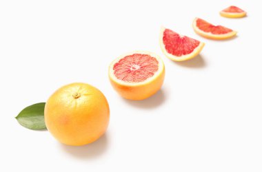 Bütünüyle kompozisyon ve beyaz arkaplanda greyfurt kesimi