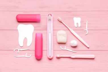 Diş ipi, kürdan ve pembe ahşap arka planda fırça kompozisyonu