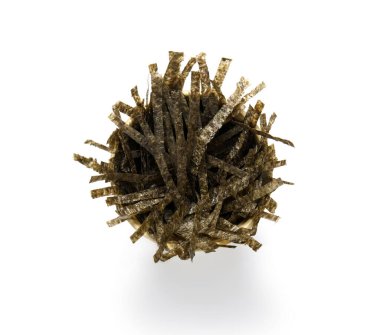 Beyaz arkaplanda kesilmiş bir kase nori sayfası