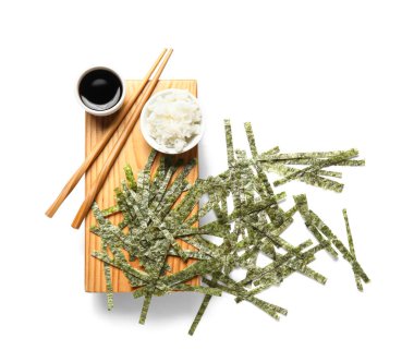 Tahta tahta tahta, kesilmiş nevresim, pirinç ve soya sosu beyaz arka planda.