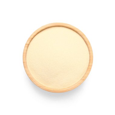 Beyaz arka planda bir kase çiğ irmik.