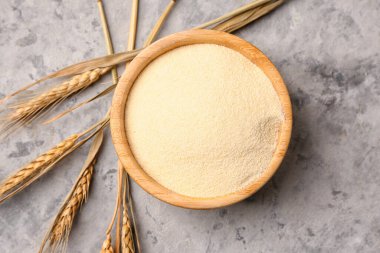 Grunge arka planında çiğ irmik olan kase