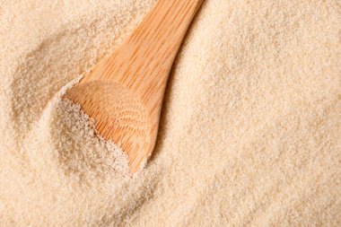 Arkaplan olarak saf irmikli kaşık, yakın plan