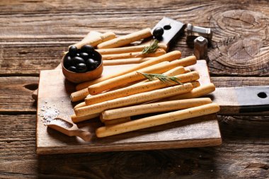 Tahta arka planda lezzetli İtalyan Grissini tahtaları