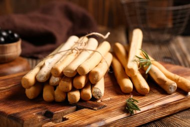 Tahta arka planda lezzetli İtalyan Grissini tahtaları