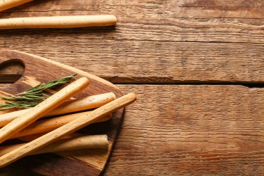 Ahşap arka planda leziz İtalyan Grissini tablosu, yakın plan.