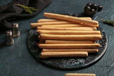 Koyu arkaplanda lezzetli İtalyan Grissini tablosu