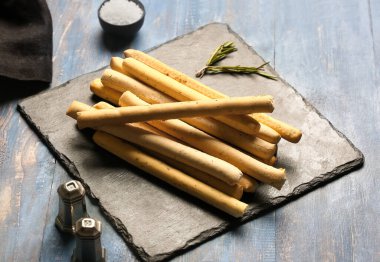 Lezzetli İtalyan Grissini tahtası mavi ahşap arka planda