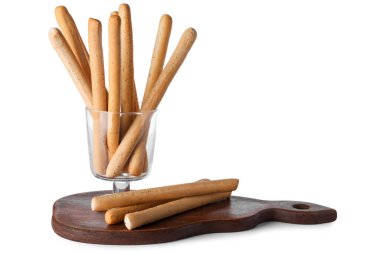 Beyaz arka planda izole edilmiş lezzetli İtalyan Grissini ahşap tahta.