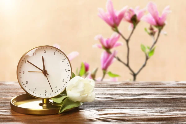 Ébresztőóra Tulipánvirággal Asztalon Tavaszi Kertben — Stock Fotó