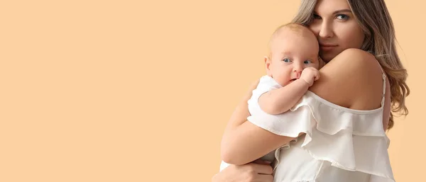 Happy Moeder Met Schattige Kleine Baby Beige Achtergrond Met Ruimte — Stockfoto