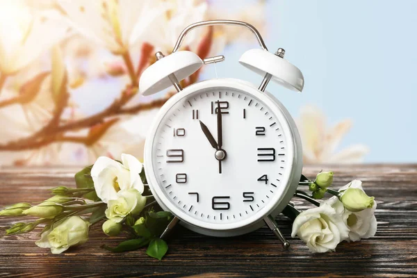 Ébresztőóra Eustoma Virágokkal Asztalon Tavaszi Kertben — Stock Fotó