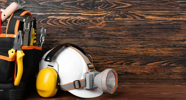 Gehörschutz Mit Harthut Stirnlampe Und Tasche Mit Werkzeug Auf Holzgrund — Stockfoto