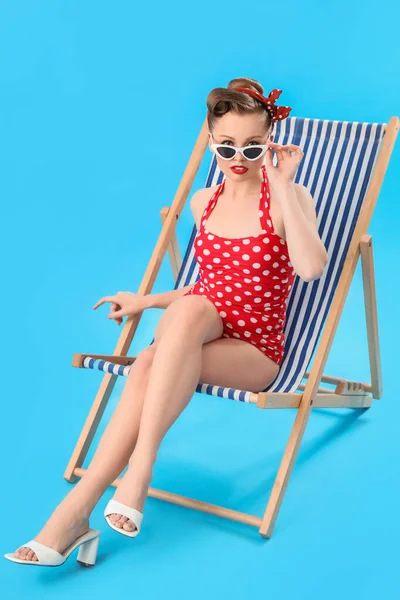 Young Pin Woman Sitting Deck Chair Blue Background — Stock Photo, Image