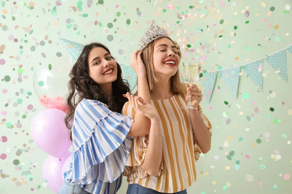 Mutlu Genç Kadınlar Yeşil Arka Planda Doğum Gününü Kutluyor — Stok fotoğraf
