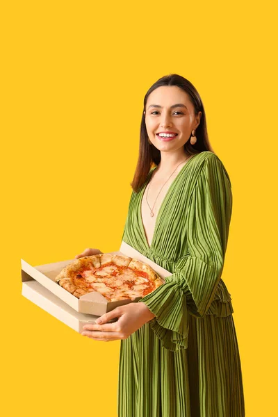 Junge Frau Kleid Mit Pizzaschachtel Auf Gelbem Hintergrund — Stockfoto
