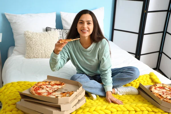 Young Woman Tasty Pizza Sitting Bedroom — Stock Photo, Image