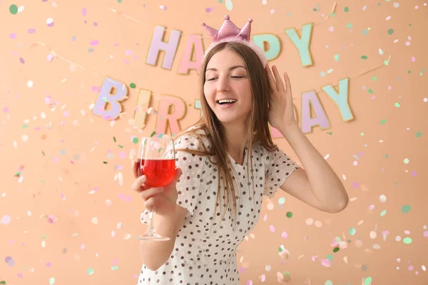 Jovem Feliz Com Copo Vinho Celebrando Aniversário Fundo Bege — Fotografia de Stock