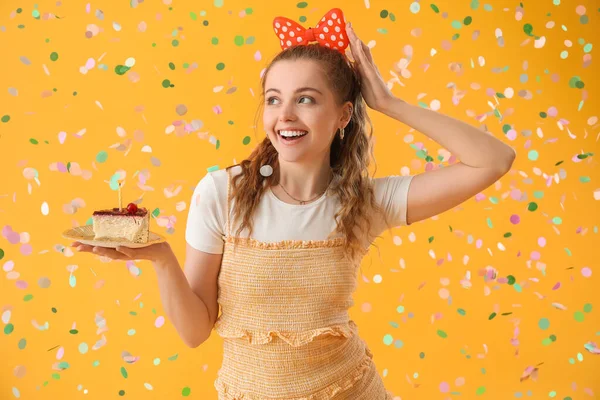 Mujer Joven Feliz Con Pedazo Pastel Cumpleaños Sobre Fondo Amarillo — Foto de Stock