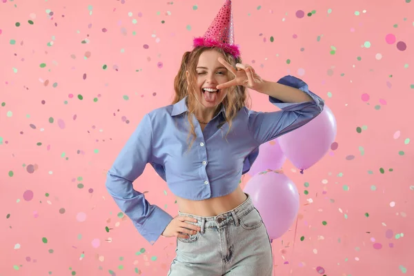 Gelukkig Jong Vrouw Vieren Verjaardag Roze Achtergrond — Stockfoto