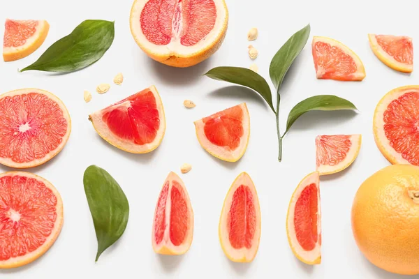 Složení Kousky Zralého Grapefruitu Semen Rostlinných Listů Bílém Pozadí — Stock fotografie