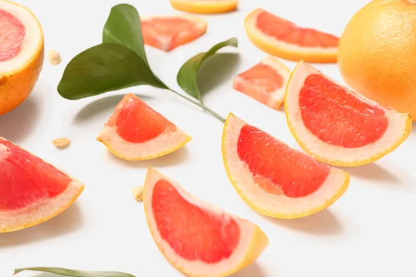 Složení Kousky Zralého Grapefruitu Semeny Rostlinnými Listy Bílém Pozadí Detailní — Stock fotografie