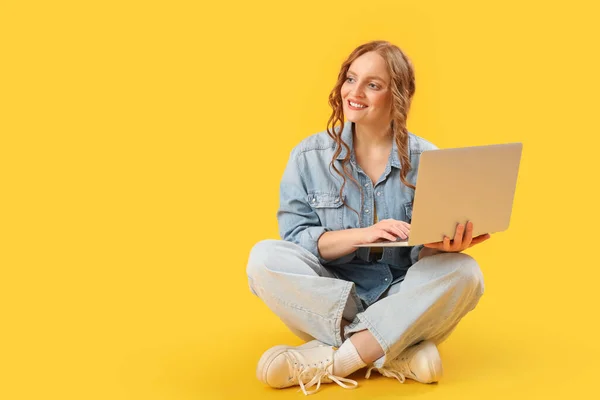 Schöne Rothaarige Frau Mit Laptop Auf Gelbem Hintergrund — Stockfoto