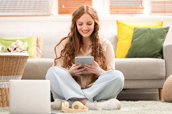 Beautiful Redhead Woman Using Tablet Computer Home — Stock Photo, Image