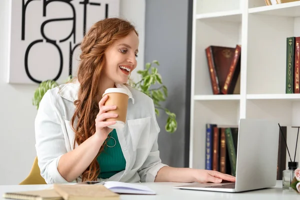 Mujer Pelirroja Hermosa Con Taza Café Usando Ordenador Portátil Oficina —  Fotos de Stock