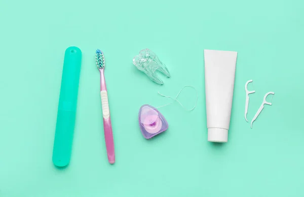 Set Para Higiene Bucal Modelo Diente Plástico Sobre Fondo Turquesa —  Fotos de Stock