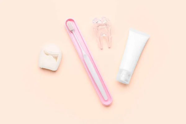 Nić Dentystyczna Szczoteczka Model Plastikowego Zęba Tubka Pasty Beżowym Tle — Zdjęcie stockowe