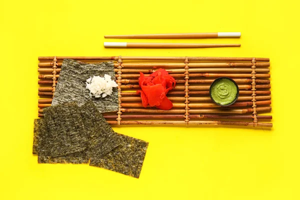 Bamboe Mat Met Nori Lakens Rijst Gember Wasabi Gele Achtergrond — Stockfoto