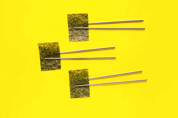 Chopsticks Met Nori Vellen Gele Achtergrond — Stockfoto