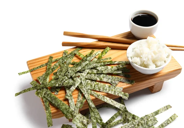 Holzbrett Mit Geschnittenen Nori Blättern Reis Und Sojasauce Auf Weißem — Stockfoto