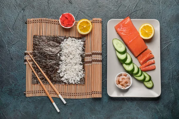 Nori Ingredientes Para Preparar Rollos Sushi Sobre Fondo Oscuro —  Fotos de Stock