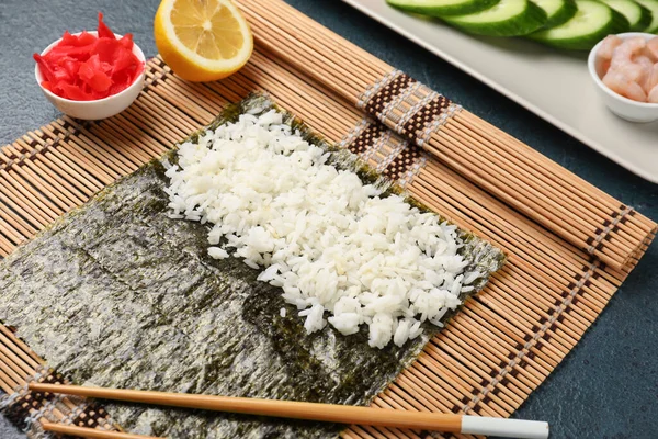 Nori Mit Reis Auf Dunklem Hintergrund — Stockfoto