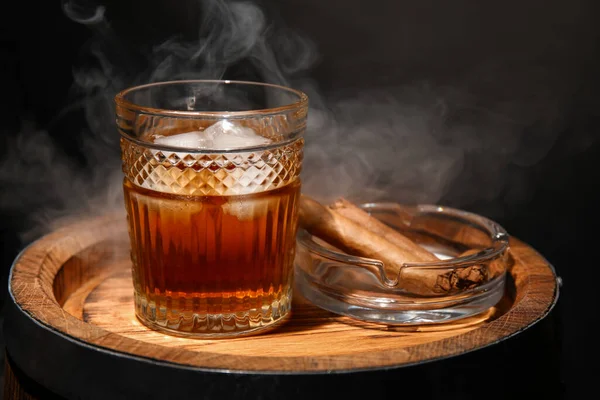 Glas Koude Rum Asbak Met Sigaren Houten Vat Tegen Donkere — Stockfoto