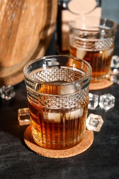 テーブルの上に冷たいラム酒のガラス — ストック写真