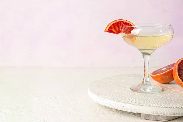 Glas Lekkere Martini Rode Sinaasappel Witte Houten Tafel — Stockfoto