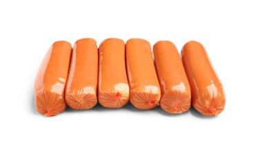 Beyaz arka planda izole edilmiş lezzetli sosisler.