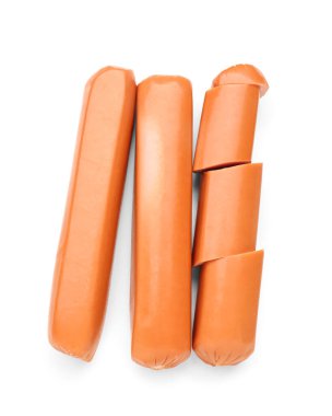 Beyaz arka planda tam ve kesilmiş lezzetli sosisler.