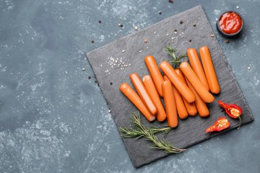 Mavi arka planda lezzetli sosisler olan tahta.