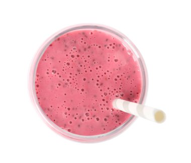 Beyaz arka planda saman bulunan lezzetli pembe smoothie.