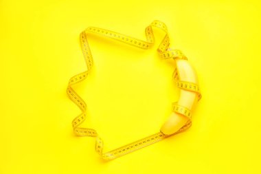 Muz ve sarı arka planda mezura. Diyet kavramı