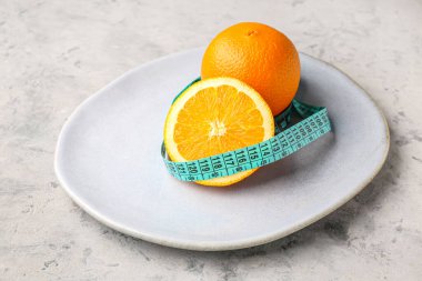 Arkaplanda turuncu ve mavi şeritli bir plaka var. Diyet kavramı