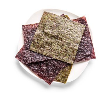 Beyaz arka planda izole edilmiş doğal nori çarşaflı plaka