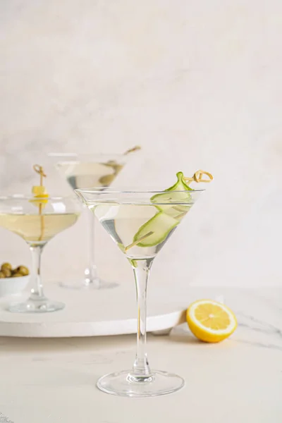 Szklanki Smacznego Martini Cytryny Białym Stole — Zdjęcie stockowe