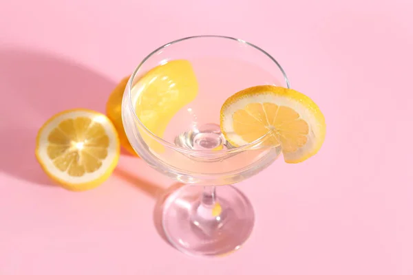 Glass Tasty Martini Lemon Pink Background — Stock Photo, Image